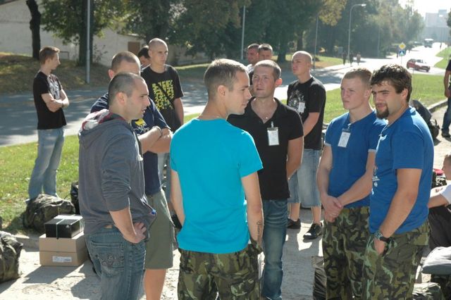 Budoucí vojáci fasují výstroj