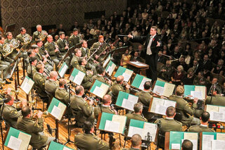 Budova pražského Rudolfina pravidelně hostí koncert ke Dni vítězství i ke Dni válečných veteránů. Tento dirigoval v roce 2017 major Josef Kučera.