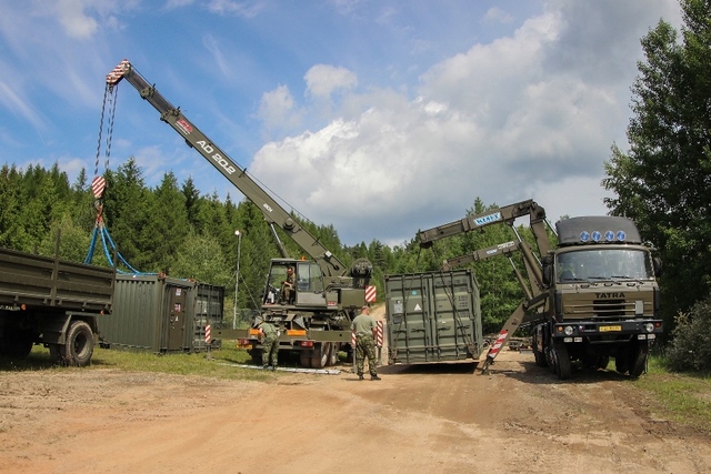 Budování základny technikou 14. pluku logistické podpory