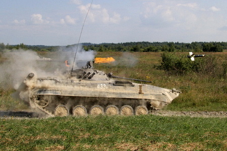 Řev motorů, oheň a prach. Tak cvičí vojáci z Přáslavic