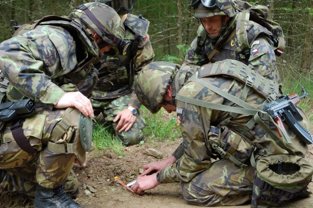 Být trvale pozorný a všímavý je jedním z pravidel chování při odhalování improvizovaných výbušných systémů (C-IED)