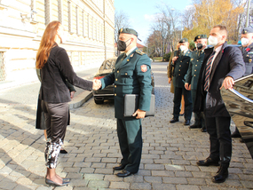 Náměstkyně ministra obrany Radka Konderlová vítá náčelníka Generálního štábu Černé Hory brigádního generála Milutina Duroviče. 