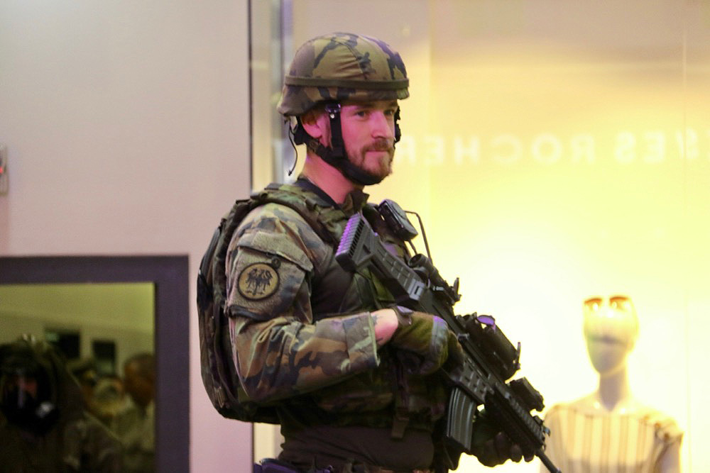  Součástí Army dne byla i módní přehlídka s prezentací současné výstroje