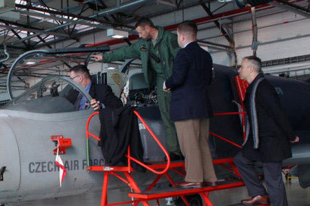 Studenti Válečné akademie vzdušných sil USA navštívili základnu v Čáslavi i Žatec