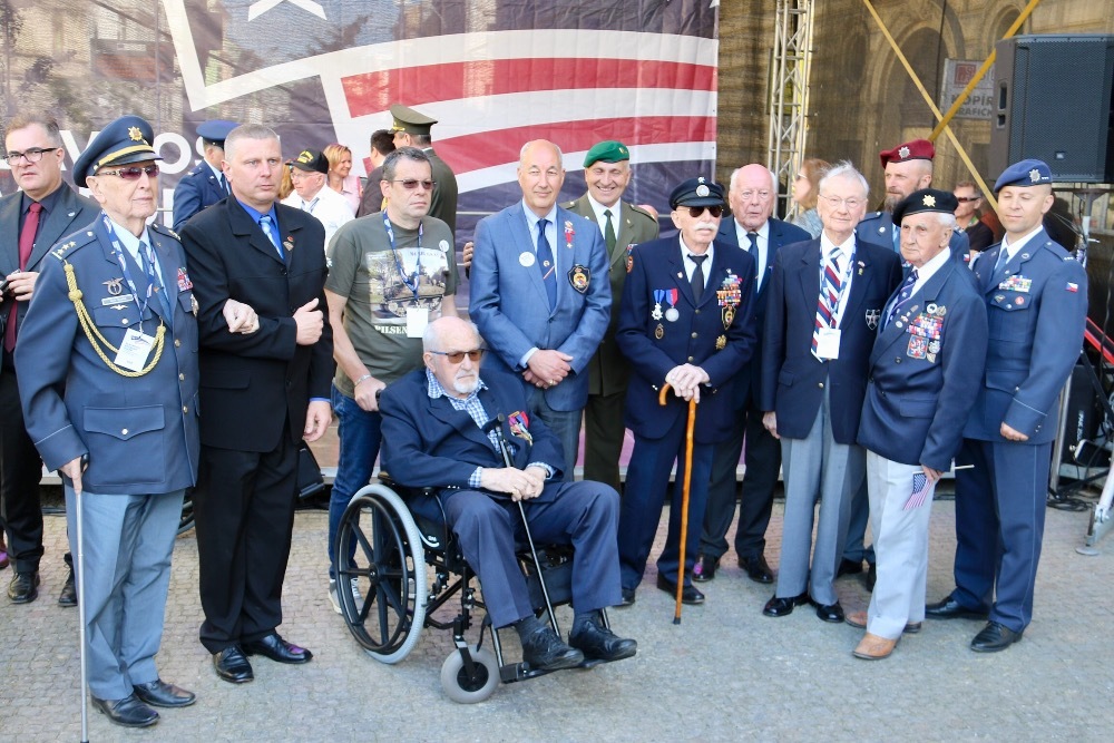 Společná fotografie veteránů, kteří se zúčastnili oslav osvobození Plzně