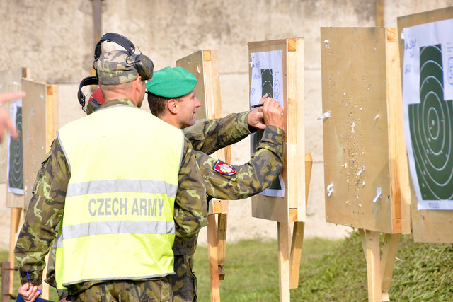 Celkově druhý npor.Haumer sčítá svou střelbu z pistole