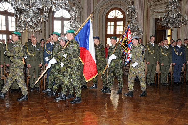 Ceremoniál začal příchodem státní vlajky a bojového praporu VeV-VA