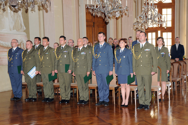 Čerství absolventi důstojnického kurzu již převzali své certifikáty