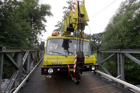 Vojáci podávají pomocnou ruku. Mosty spojují břehy ve středních Čechách