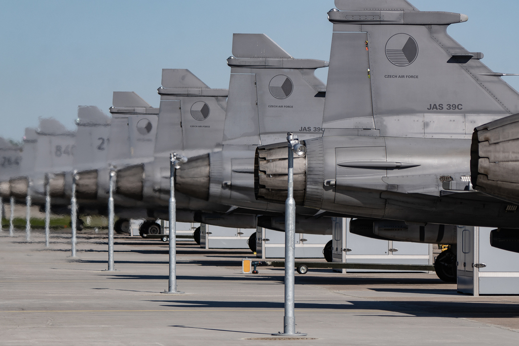 České a švédské letouny JAS-39 Gripen na stojánce