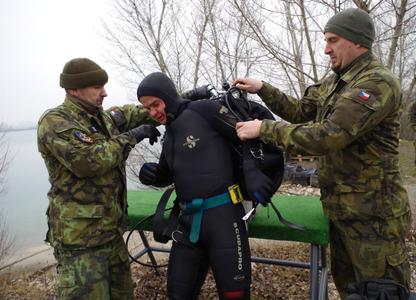 Čeští a slovenští potápěči při Ice Diveru nacvičovali zásahy v náročných podmínkách