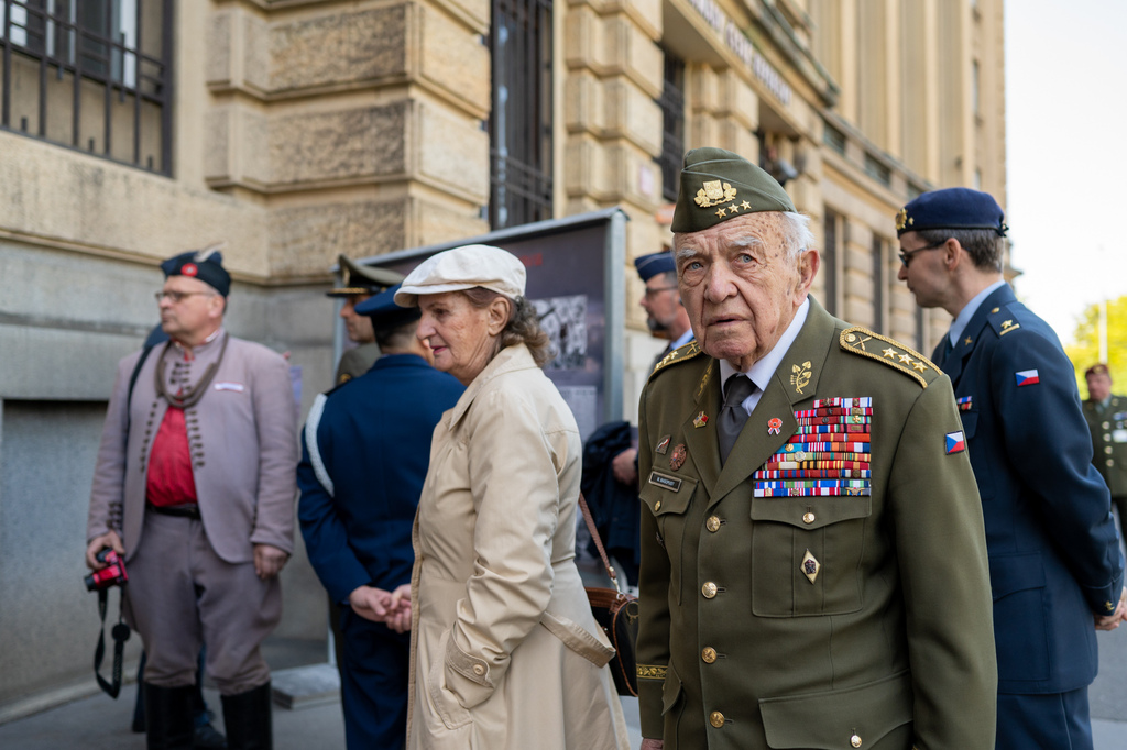 Český válečný veterán generál Miloslav Masopust nesměl na vernisáži chybět.