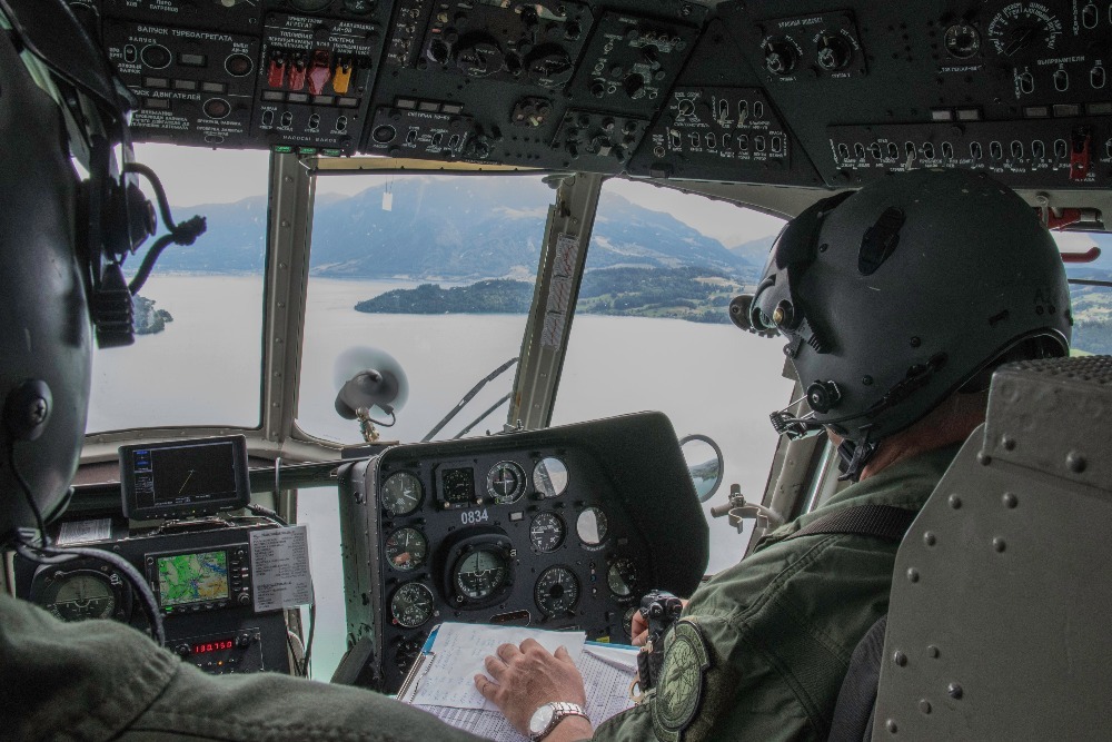 Čeští piloti nad jezerem Zug na severním úpatí Alp ve středním Švýcarsku