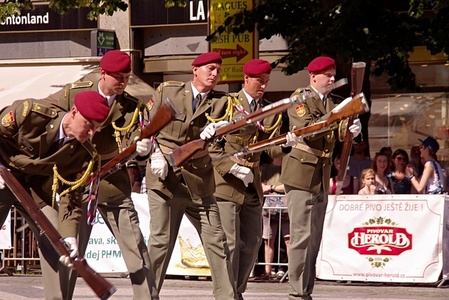 Václavské náměstí aplaudovalo čestným strážím Visegrádské čtyřky
