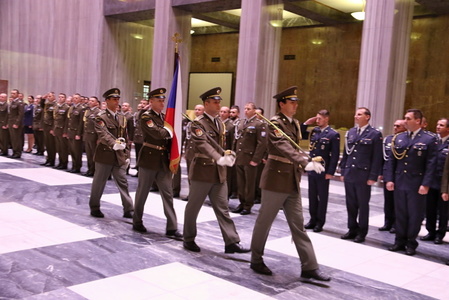 Čestná stráž odnáší vlajku České republiky
