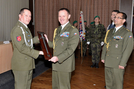 Stříbřité odznaky absolventa vyškovské akademie k mnohému zavazují