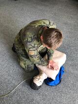 čet. Lukáš Chytil při nácviku srdeční masáže