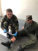 čet. Lukáš Chytil(vlevo)při zdravotní přípravě