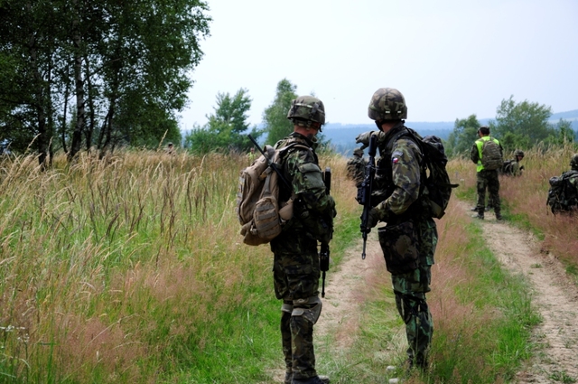 četa při patrolovací činnosti