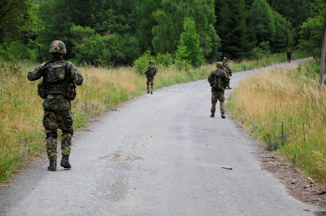 četa při patrolovací činnosti