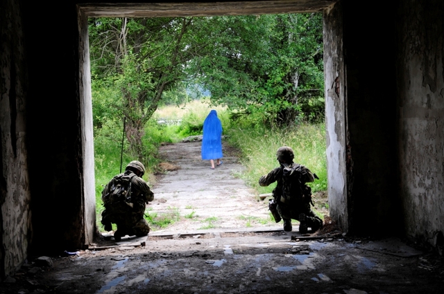 četa při patrolování v okolních vesnicích.