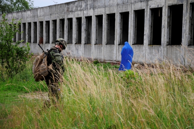 četa při patrolování v okolních vesnicích.