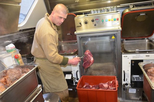 Četař Patrik Bebr při přípravě základu pod svíčkovou