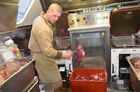 Četař Patrik Bebr při přípravě základu pod svíčkovou