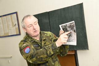 Četař Všetička předával studentům gymnázia informace o atentátu na Heydricha (1)