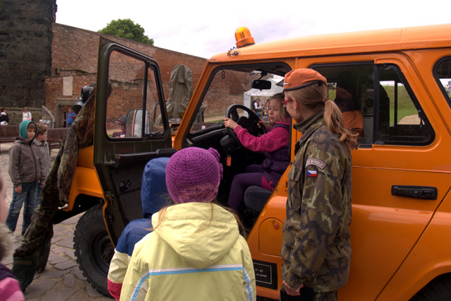 Oranžová je také vojenská barva (Bambiriáda 2013, Cheb)