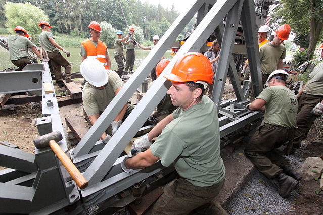 Chlum u Sedlčan - těžká mostová souprava TMS - 15 m 09