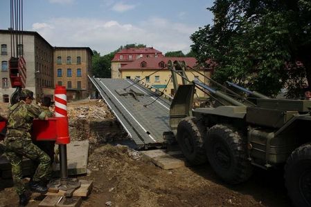 Ženisté postavili první mosty