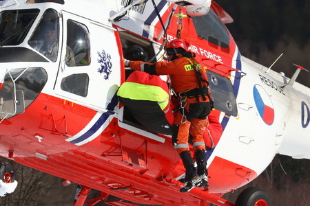 Ostrý zásah vyžaduje zažité návyky v pilotáži, říká kapitán armádního vrtulníku 
