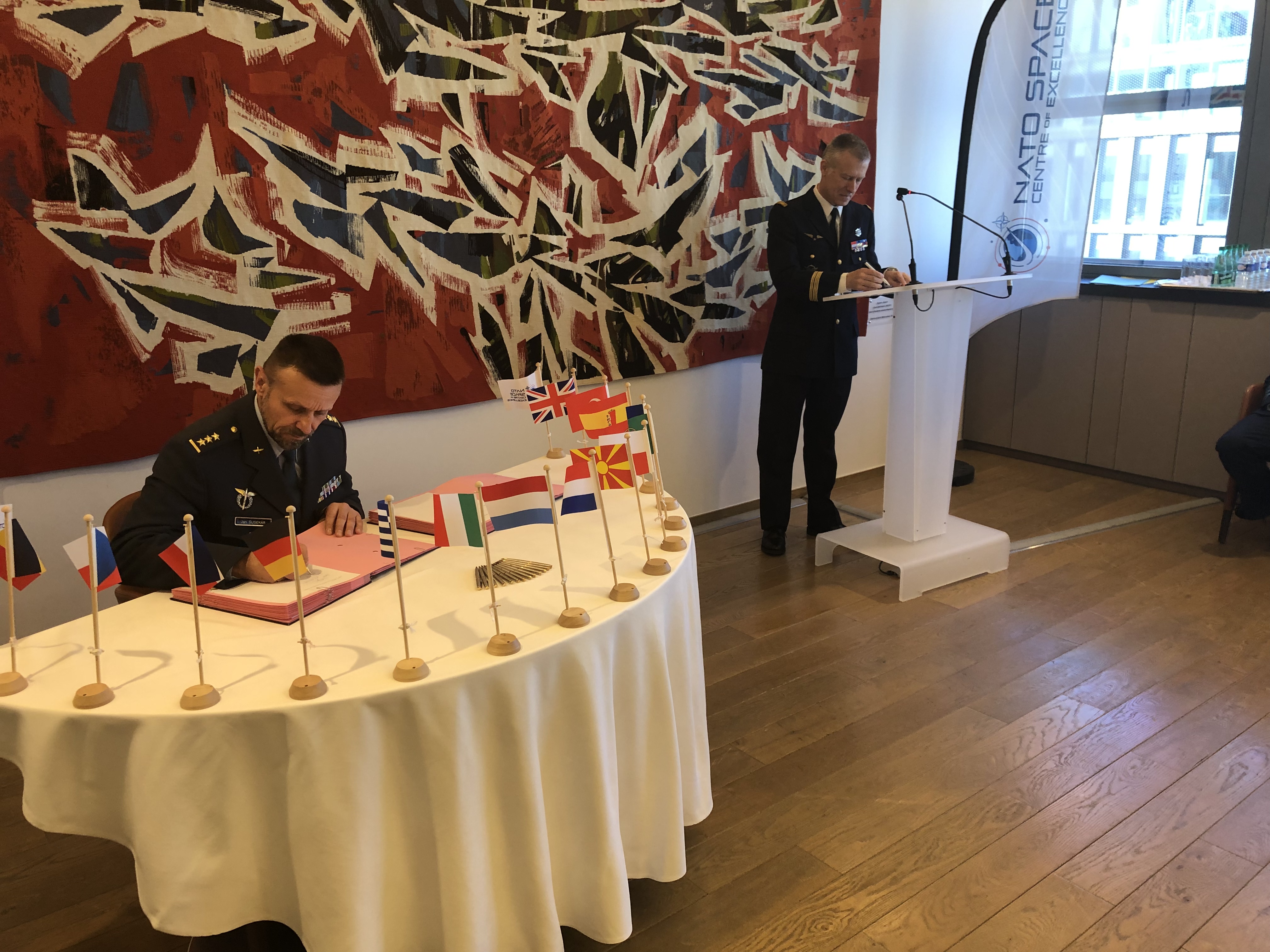 Česká republika se podpisem připojila k Centru výjimečnosti NATO pro vesmír