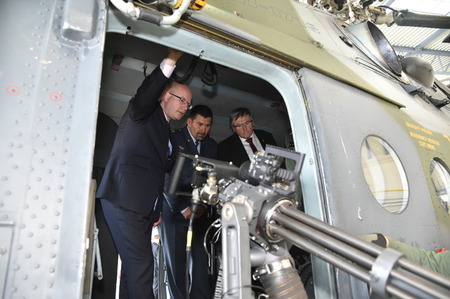 Předseda vlády zavítal k vrtulníkářům do Náměště 