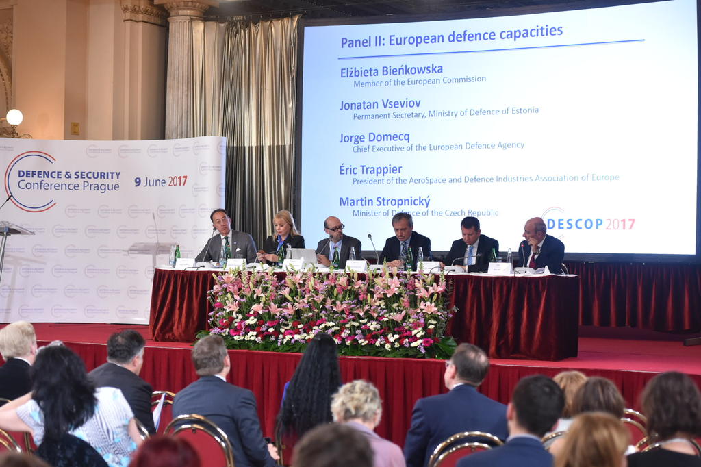 Jorge Domecq, Elzbieta Bienkowska, David Heszenhorn (moderator), Martin Stropnicky, Eric Trappier, Director of the European Defence Industry Association, and Jonatan Vseviov, Secretary of Estonian Minister of Defence
