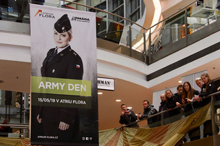  Plakát Army dne v Atriu Flora lákal k návštěvě