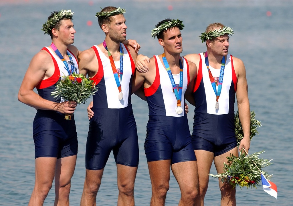 David Jirka a jeho kolegové během ceremoniálu předávání medailí v Athénách v roce 2004