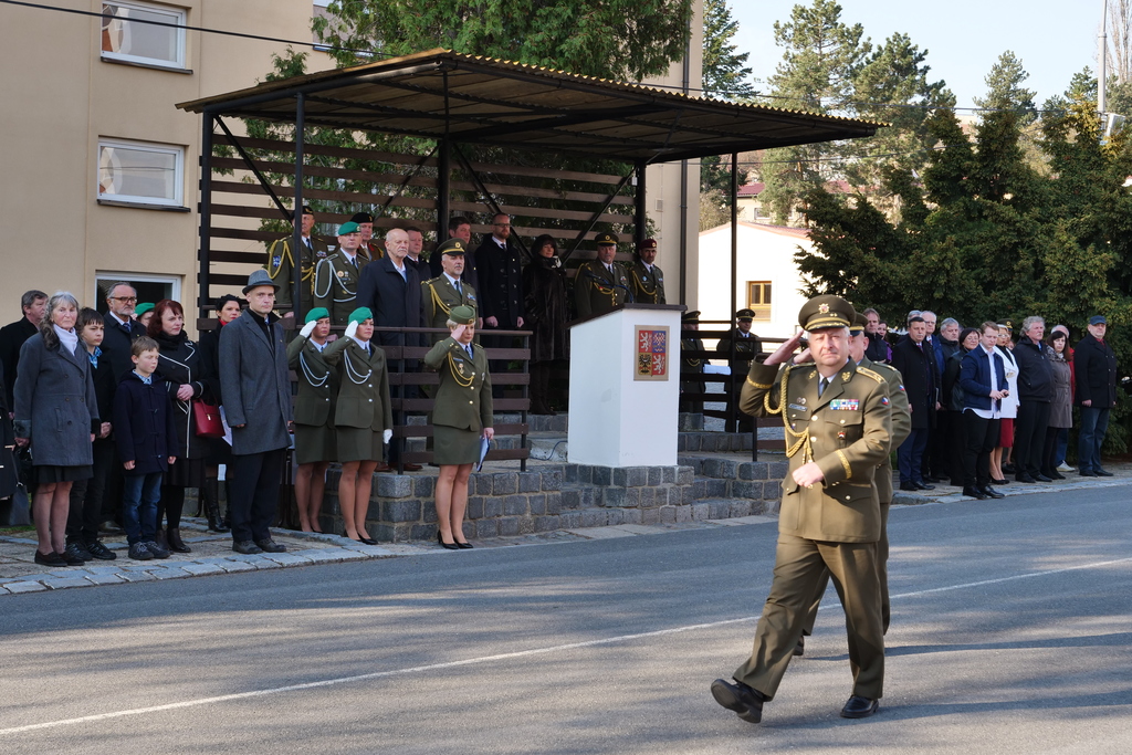 Defilé před nastoupenými jednotkami, v pozadí významní hosté slavnostního nástupu Posádkového velitelství Praha