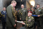 Dekret o absolvování spolu z nášivkou převzal z rukou generálmajora Klemeše také poručík Petr Homola