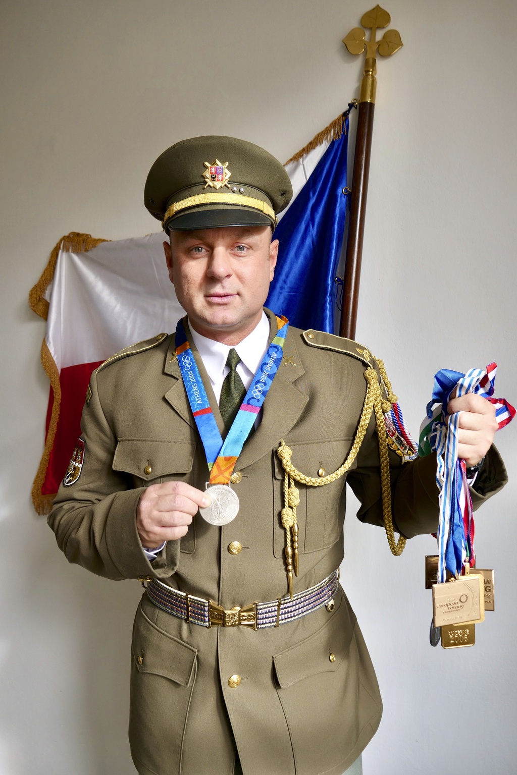 Desátník David Jirka v reprezentační uniformě Čestné stráže AČR s  medailemi