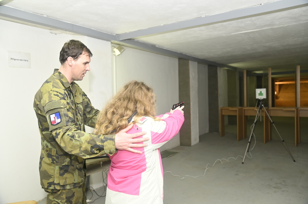 Děti si vyzkoušeli i bezpečnou manipulaci se zbraní na laserové střelnici