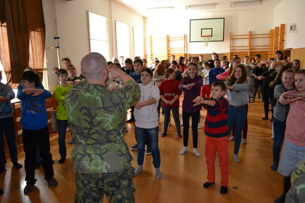 Děti si vyzkoušely jak mají vypadat správné vojenské dřepy nebo kliky