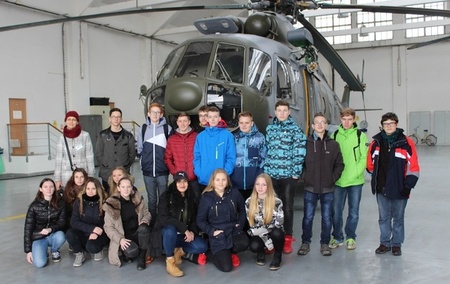 Děti ze ZŠ Zbýšov během návštěvy na 24. základně dopravního letectva