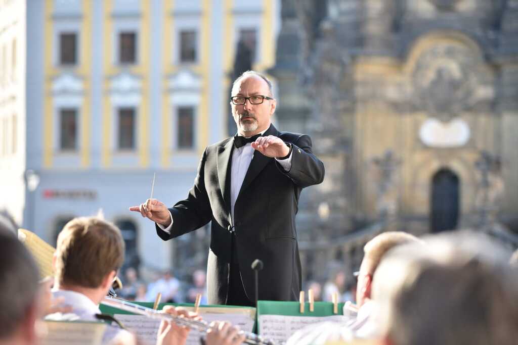 Diváci a posluchači se mohou těšit na širokou škálu skladeb od klasiky, přes swing až po současné muzikály
