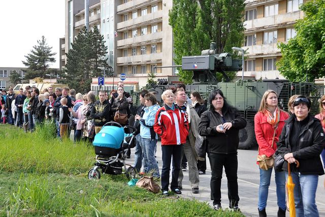 Do areálu kasáren přišla celá řada rodinných příslušníků a kamarádů budoucích vojáků 