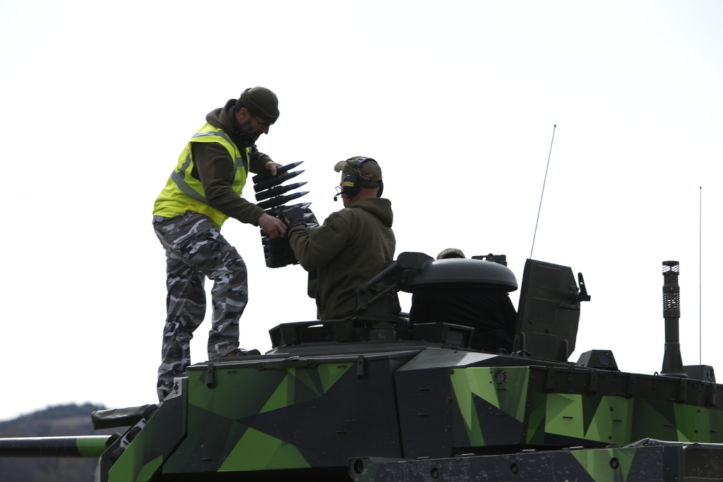 Dobíjení CV90 při zkoušce zbraňových systémů ve VVP Libavá