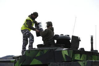 Dobíjení CV90 při zkoušce zbraňových systémů ve VVP Libavá