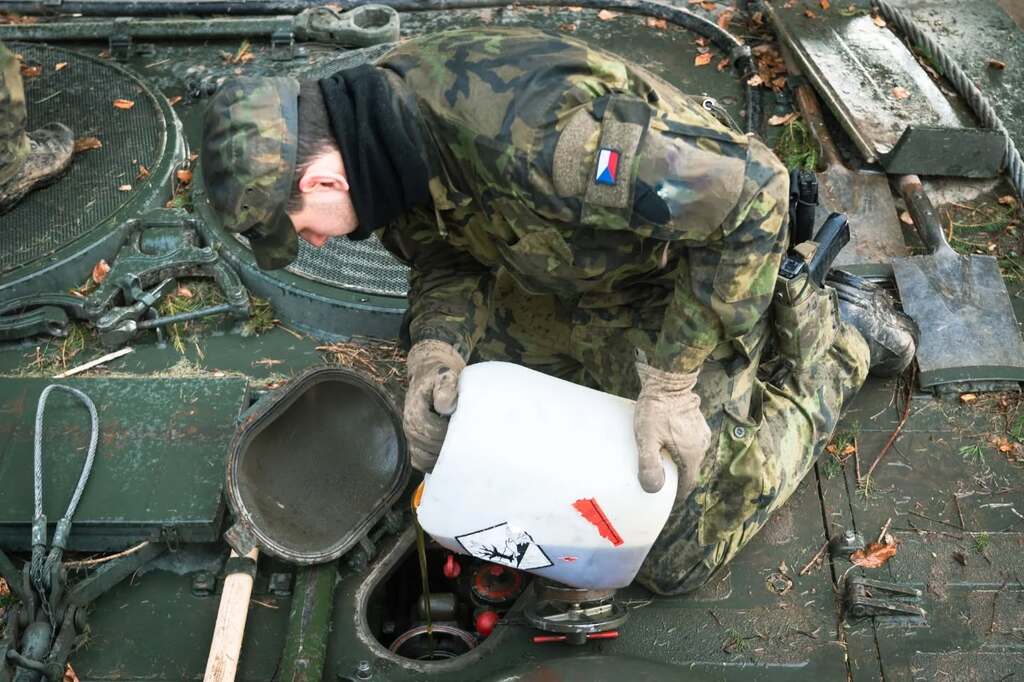 Doplňování kapalin do Leopardu 2A4