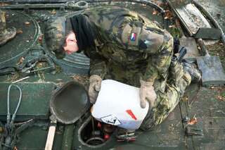 Doplňování kapalin do Leopardu 2A4